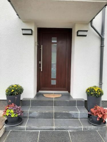 Design Maisonette-bis 7 Pers-Vollwertige Kuche-Parkplatz-WiFi-Garten-Terrasse 4.4km von Merchweiler entfernt