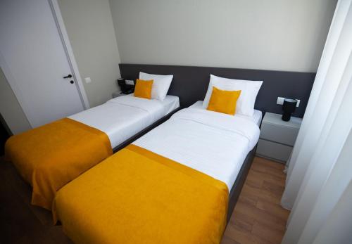 2 twin beds