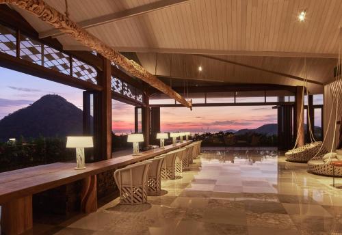 로비, 아야나 코모도 리조트, 와에시쿠 비치 (AYANA Komodo Waecicu Beach) in 라부안 바조