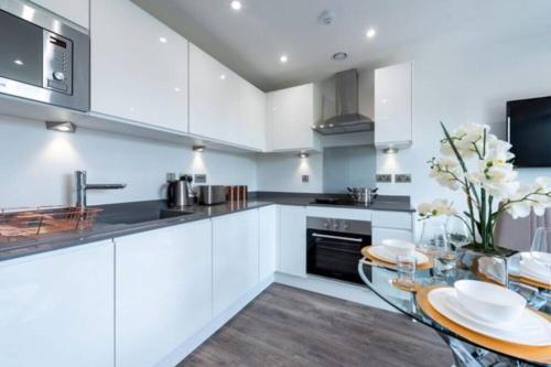 A Beautiful Brand New Flat 25-Minute To London