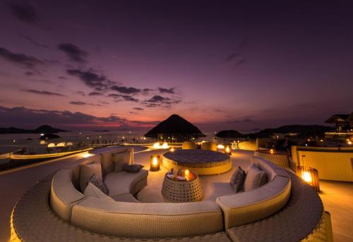 레스토랑, 아야나 코모도 리조트, 와에시쿠 비치 (AYANA Komodo Waecicu Beach) in 라부안 바조