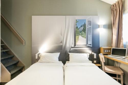 4 twin beds
