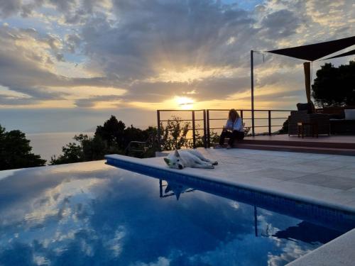 Villa Yanko, free parking, heated pool, sea view, own children's playground, excellent facilities