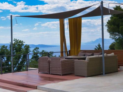 Villa Yanko, free parking, heated pool, sea view, own children's playground, excellent facilities