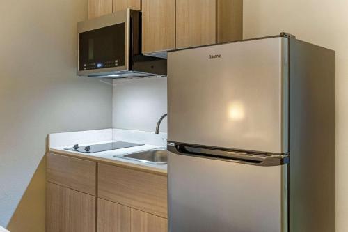 Suburban Extended Stay Hotel - image 7
