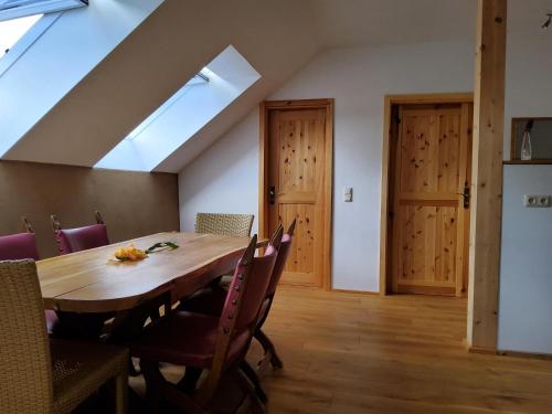 Facilities, Strohballenhaus in Hofbieber