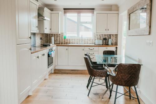 Well equipped large home with hot tub & log burner gîte à louer Porthkerry