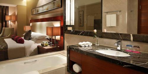 319707499 Crowne Plaza Wuxi Taihu by IHG