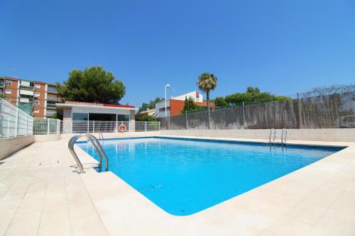 global properties, apartamento con terraza y piscina a un paso de la playa