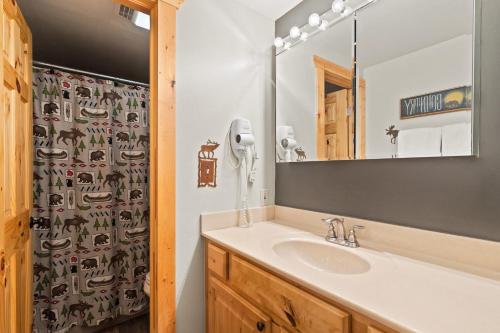 3BDR Condo with Loft Heart of Breck Walk to Town - image 10
