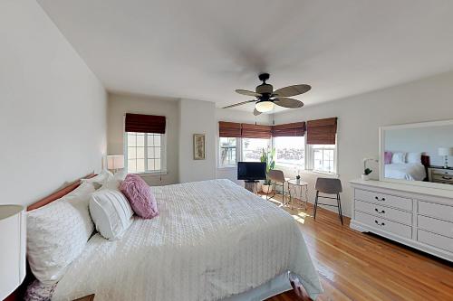 Steps to Beach - Ocean View - Private 2-Car Garage Duplex - image 7