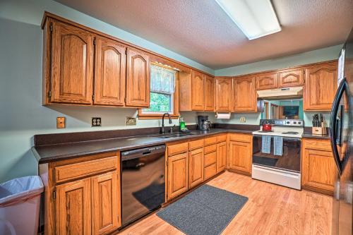 Holiday Island Home - 9 Mi to Eureka Springs - image 5
