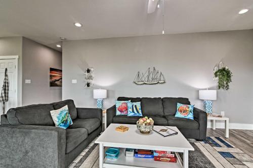 Family-Friendly Galveston Home - Deck and Patio - image 4