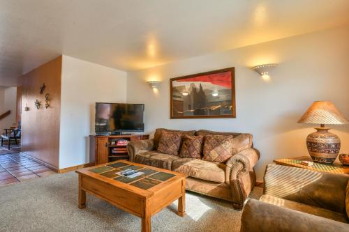 NEW LISTING 3418 Moab Golf Course sleeps 8 minutes from downtown - main image