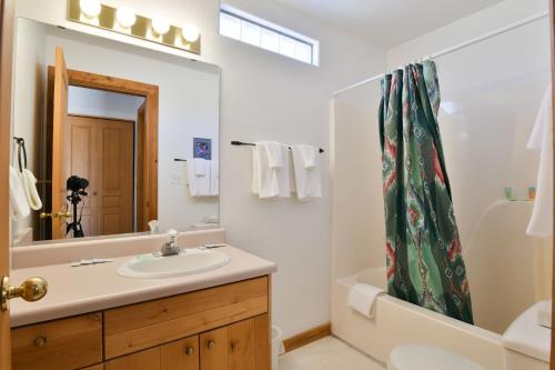 NEW LISTING 3418 Moab Golf Course, sleeps 8, minutes from downtown