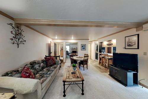 Breakaway West - Hot Tubs & Pool - Walk to Village condo - image 3