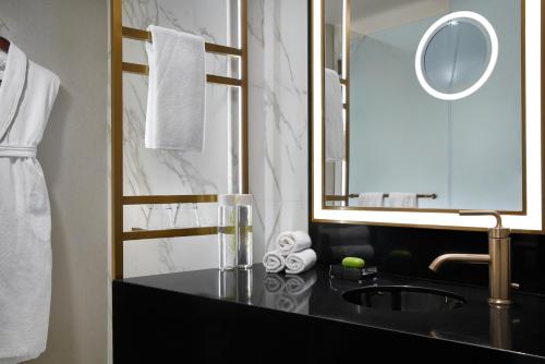 Deluxe Double or Twin Room image 4