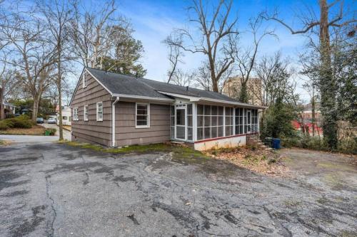 Peachtree Cottage A - Sleeps 5 - Heart of Buckhead