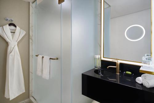 Deluxe King Room image 1