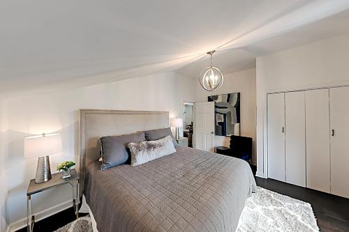 Walk Everywhere! Brand-New Music Row Gem condo - image 11
