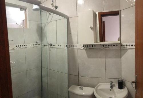 ห้องน้ำ, Apartamento em Floripa -Muito próximo ao Aeroporto (Apartamento em Floripa -Muito proximo ao Aeroporto) near สนามบินนานาชาติเอร์ซิลิโอ ลูซ