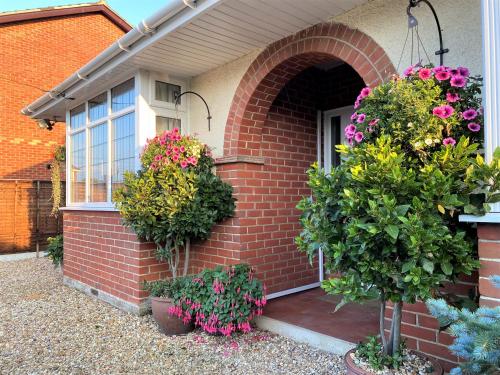 En-suite room, fridge microwave TV, great value homestay, near forest & sea