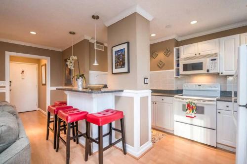 3D CENTRALLY Located in the Heart of Downtown! - image 2