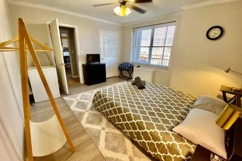 3D CENTRALLY Located in the Heart of Downtown! - image 5
