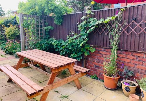 Character Cottage With Secluded Courtyard Garden