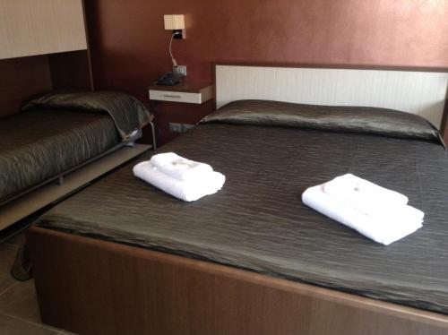 1 queen bed, 1 twin bed