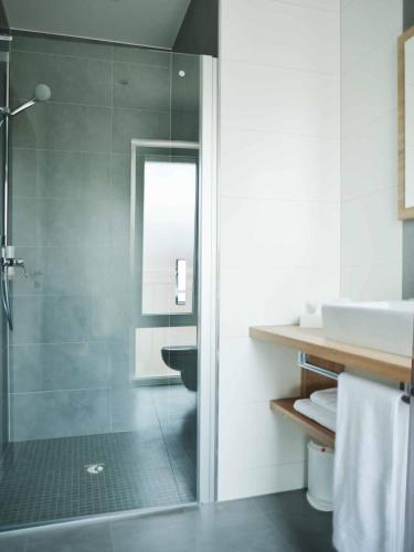 R & J Hotel - image 5