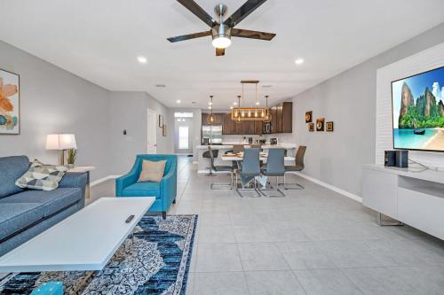 Spacious 3BR Holiday Home - Pool and BBQ! - image 12