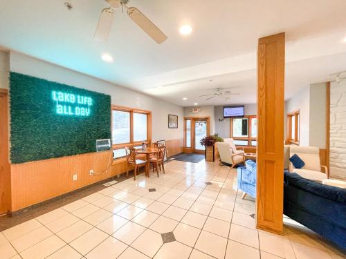 Lake Bluff Inn and Suites 4