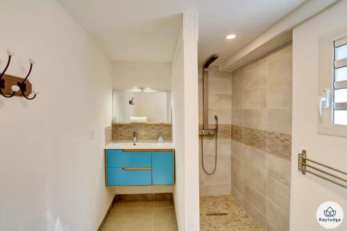 浴室, T2- Aux Pluies d'Or- 47m2- Sainte-Clotilde in 留尼旺