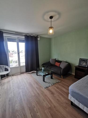 B&B Commentry - Appartement, charmant type F1 37m2 vue dégagée, - Bed and Breakfast Commentry