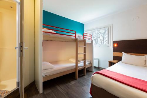 1 double bed, 2 bunk beds