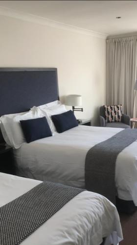 2 bedrooms, 5 beds