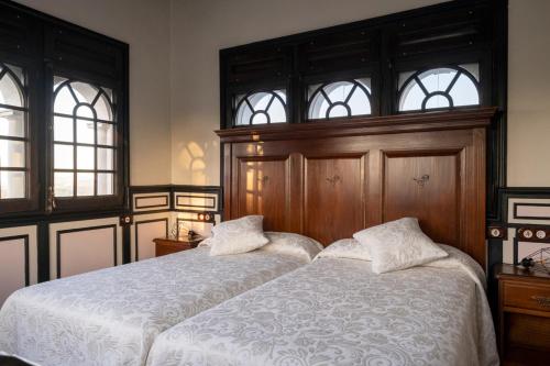 1 queen bed, 2 twin beds