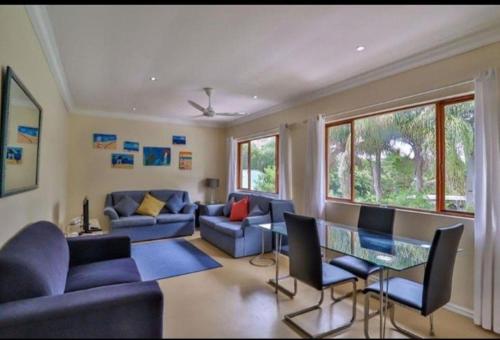 Lovely two bedroom apartment walking distance to the beach.