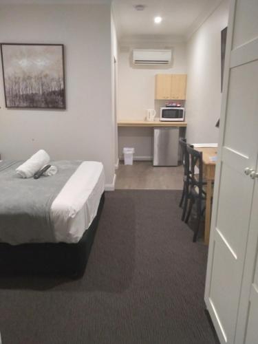 Allonville Gardens Motel Allonville Gardens Motel is conveniently located in the popular Gumly Gumly area. Both business travelers and tourists can enjoy the propertys facilities and services. Service-minded staff will welco
