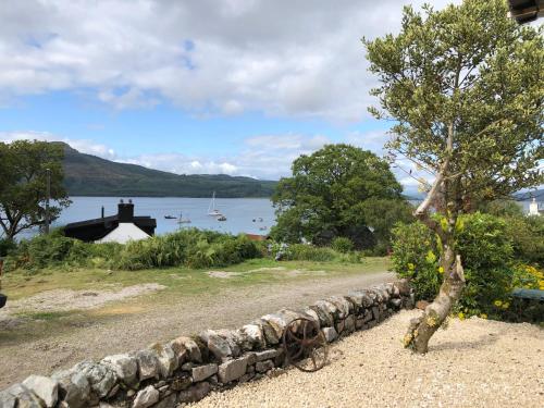 Сад, The Moorings, overlooking Loch Fyne in Furnace