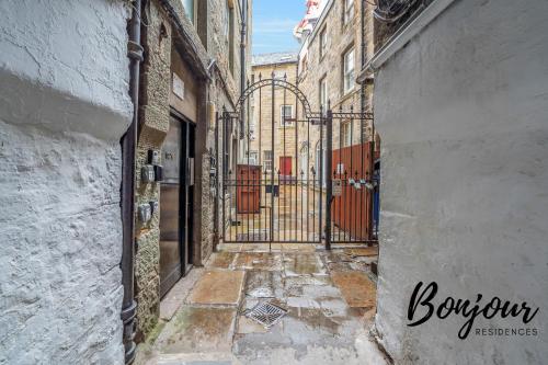 Spacious 2BR-2BA - Grassmarket - Free Parking by Bonjour Residences Edinburgh