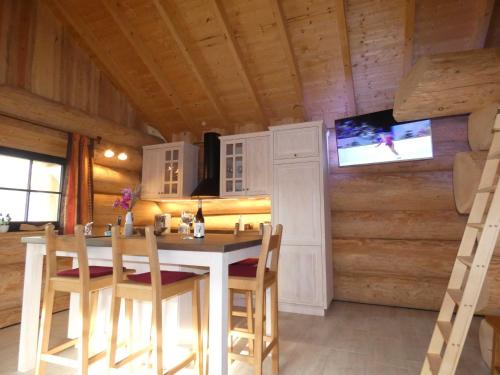 Létesítmények, Naturstammhaus Tollensesee in Gross Nemerow
