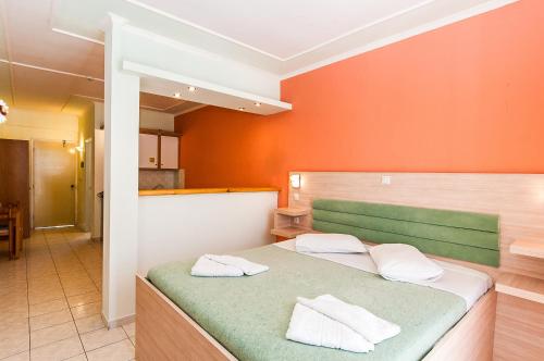 1 king bed, 1 twin bed