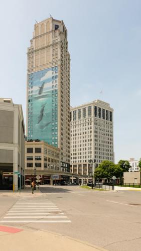 Frontdesk I The Claridge Apts Downtown Detroit - image 8
