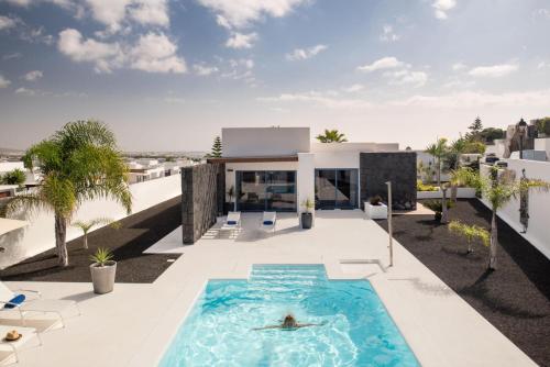Casa Montana Mesa stylish and luxurious villa with private heated pool WiFi air conditioning - image 9