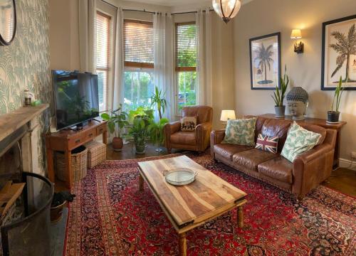 Lyndhurst - Victorian villa with heated pool