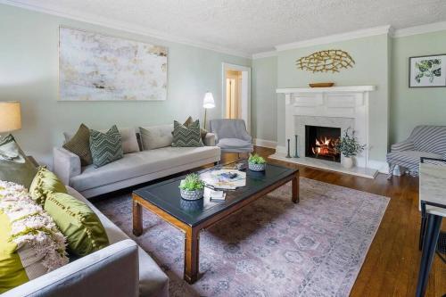 Gathering Gable-5 Bdrm Sleeps 10 - 10 Min to Downtwn - image 9
