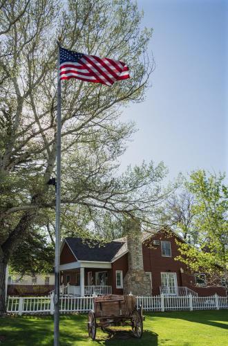 Silver Maple Inn and The Cain House Country Suites