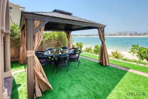 Scenic 6BR Villa in Frond L Palm Jumeirah by Deluxe Holiday Homes